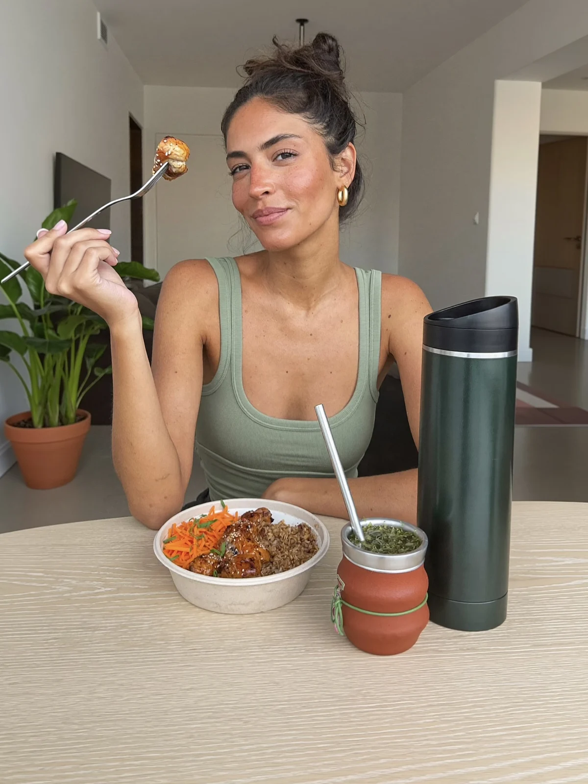 Disfrutando una vianda de pollo con arroz y zanahoria, acompañada de mate
