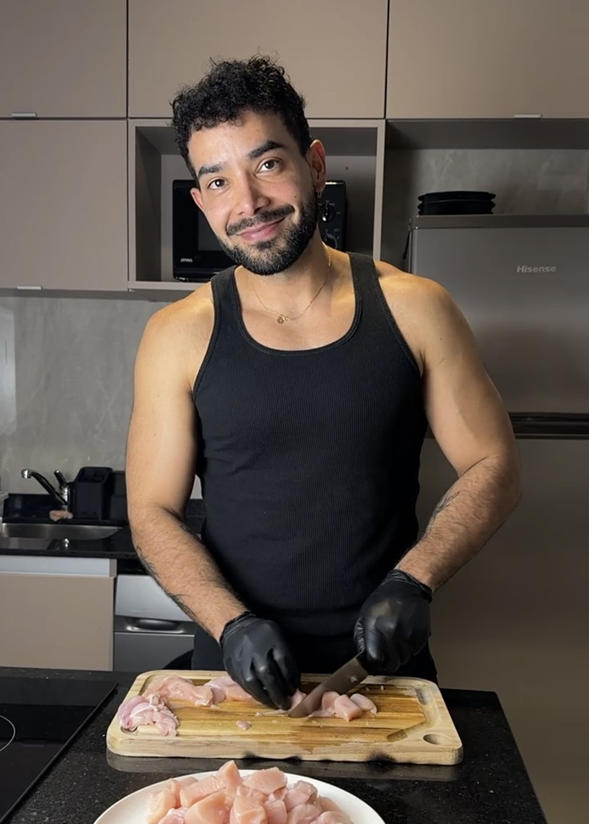 Oscar, cofundador de GEN FOOD, preparando los ingredientes